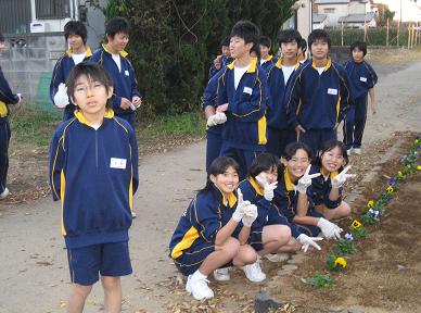 古河二中生植え付けの写真