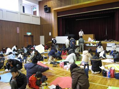 子ども会凧つくりの写真"