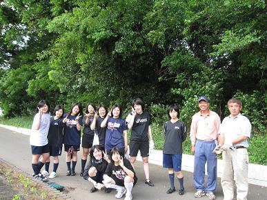 古河二高生・植え付けを終えて写真"