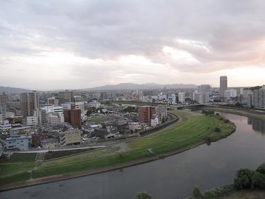 熊本市内を流れる白川の写真"