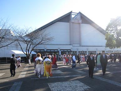 古河市総合体育館前の写真"