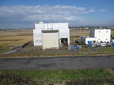 県営湛水防除機場（左）とかんがい排水機場（右）の写真"