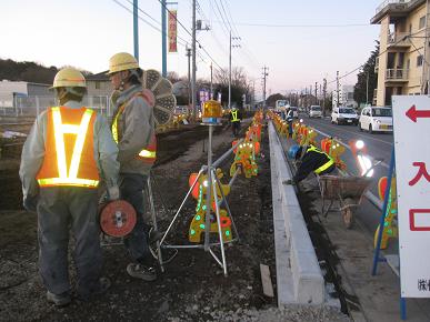 県道原・中田線の歩道の工事式の写真"