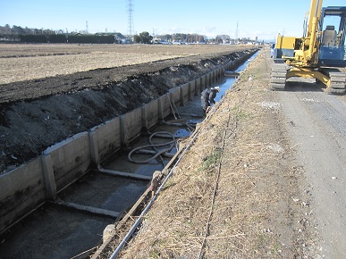 中央排水路の底盤打設工事の写真"