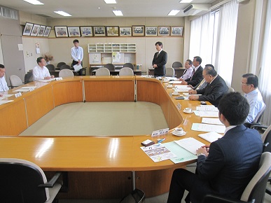 古賀市議会・会議室にての写真"