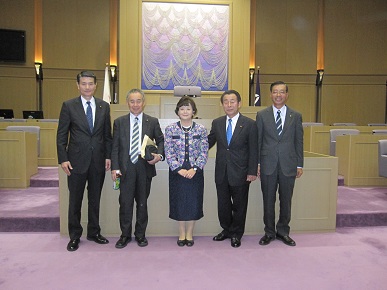 草津市議会議場にての写真"