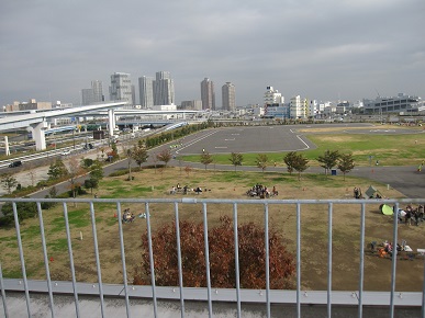 屋上から公園を望んだところの写真"